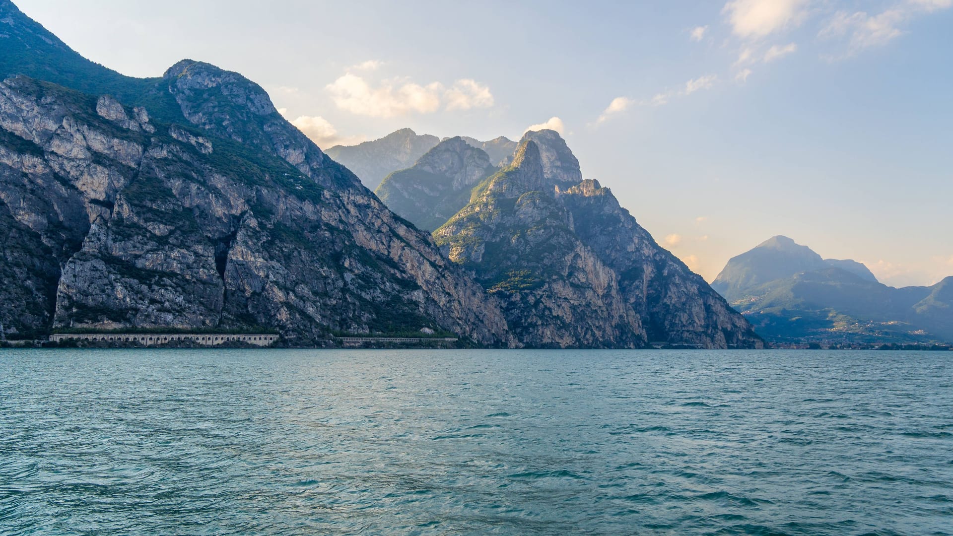 Felsformation am Gardasee (Archivbild): In der beliebten Wanderregion mussten zwei deutsche Urlauberinnen gerettet werden. Felsformation am Gardasee (Archivbild): In der beliebten Wanderregion mussten zwei deutsche Urlauberinnen gerettet werden.