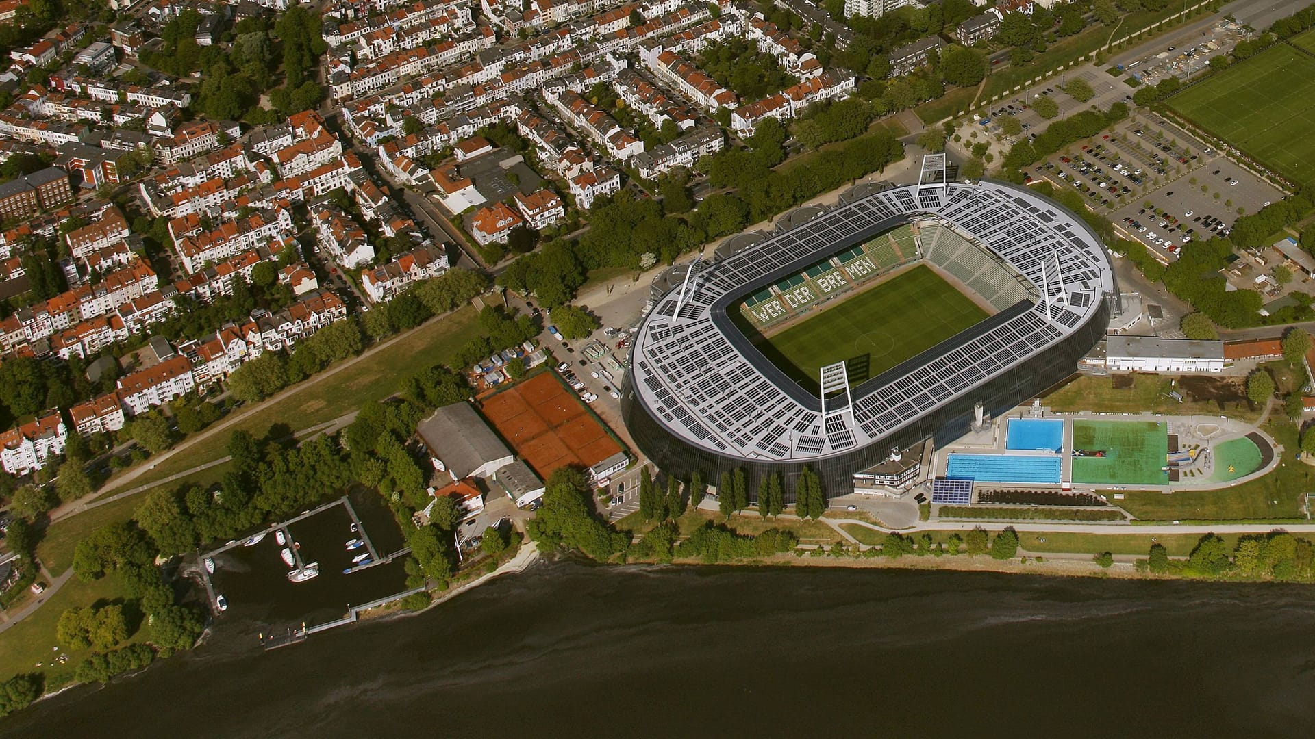 Weserstadion am Osterdeich (Archivfoto): An Sommertagen, aber auch wenn Werder-Spiele stattfinden, wird es besonders voll an der Weser. Weserstadion am Osterdeich (Archivfoto): An Sommertagen, aber auch wenn Werder-Spiele stattfinden, wird es besonders voll an der Weser.