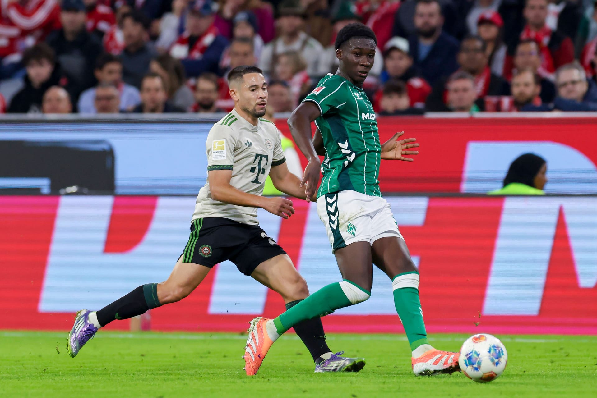 Raphaël Guerreiro (ab 61.): Kam erstmals nach seiner Rippenblessur wieder zum Einsatz. Fügte sich gut ein. Feiner Doppelpass mit Olise (77.). Note 3