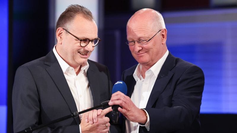Joachim Knuth (r.), ehemaliger Intendant des NDR, und sein Nachfolger Hendrik Lünenborg während der Staffelübergabe.