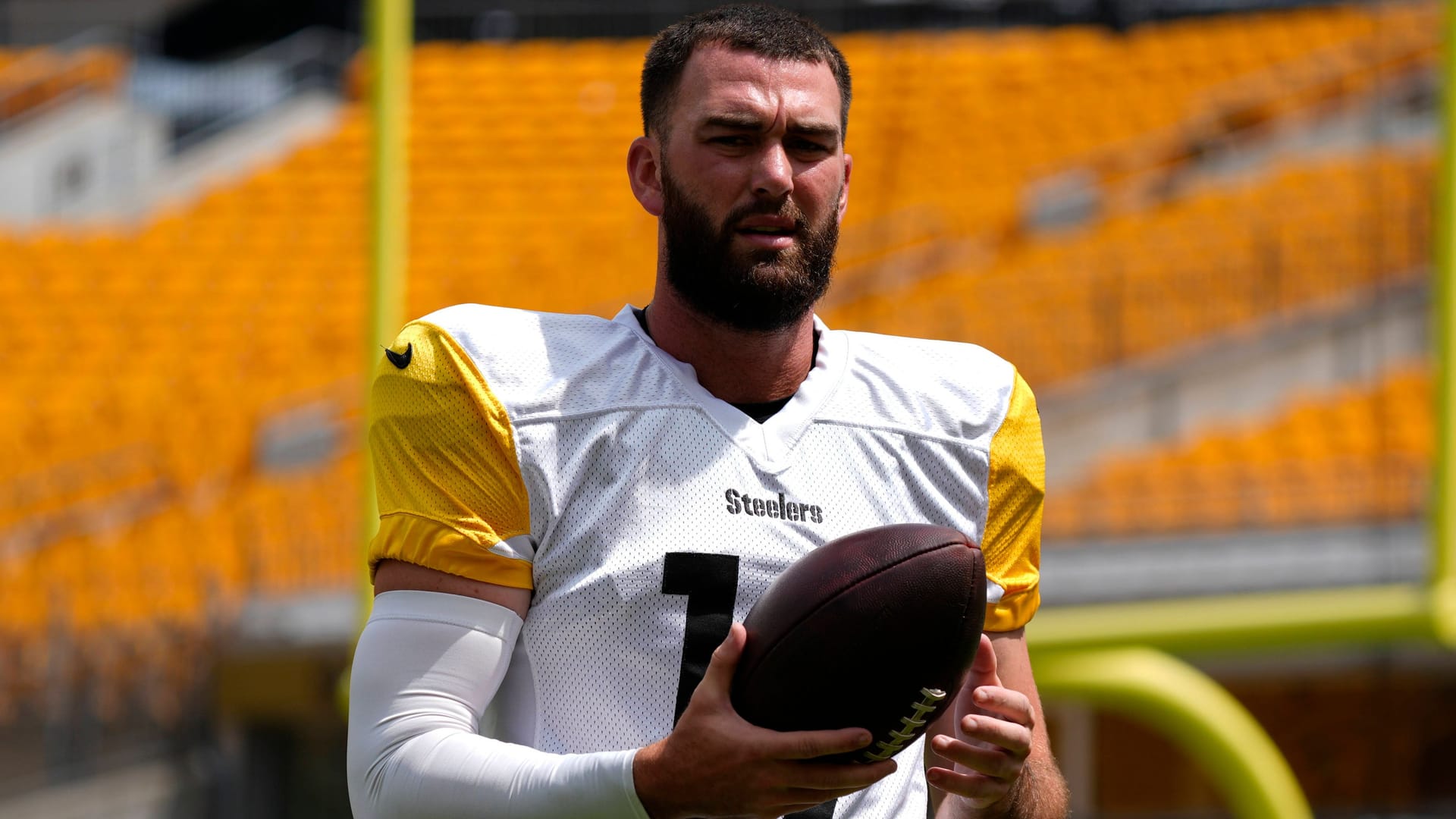 Skylar Thompson im Dress der Pittsburgh Steelers: Der Quarterback spielt seit 2025 für das Traditionsteam.