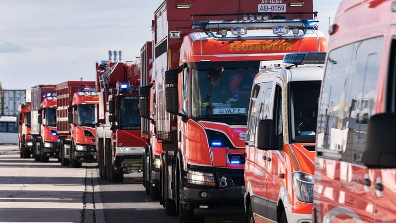 Einsatzfahrzeuge der Feuerwehr stehen im Hamburger Hafen: Nach Bundeswehrangaben sollten insgesamt rund 70 Fahrzeuge in einem etwa 3,5 Kilometer langen Konvoi mehrere Stunden durch die Stadt fahren. Einsatzfahrzeuge der Feuerwehr stehen im Hamburger Hafen: Nach Bundeswehrangaben sollten insgesamt rund 70 Fahrzeuge in einem etwa 3,5 Kilometer langen Konvoi mehrere Stunden durch die Stadt fahren.