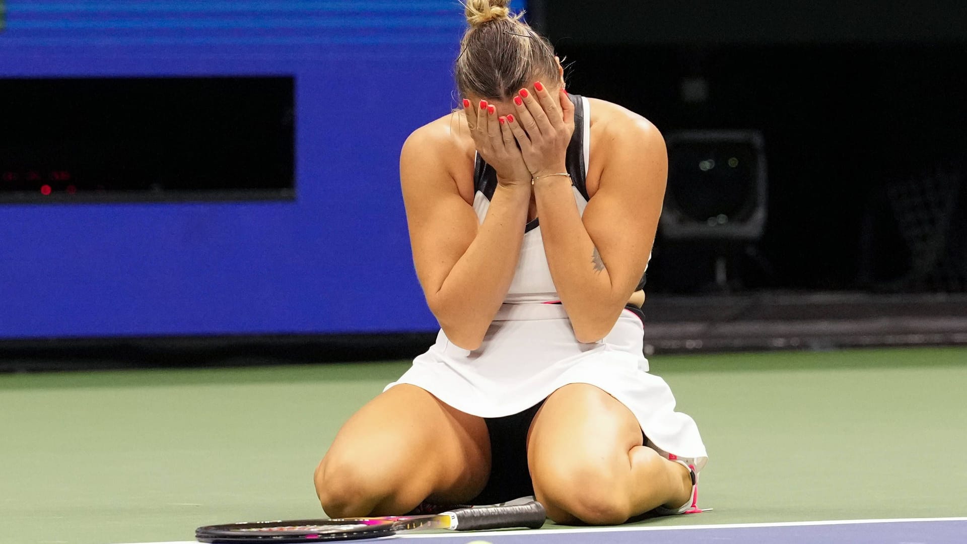Am Ziel: Aryna Sabalenka sinkt nach dem Matchball gegen Amanda Anisimova zu Boden.