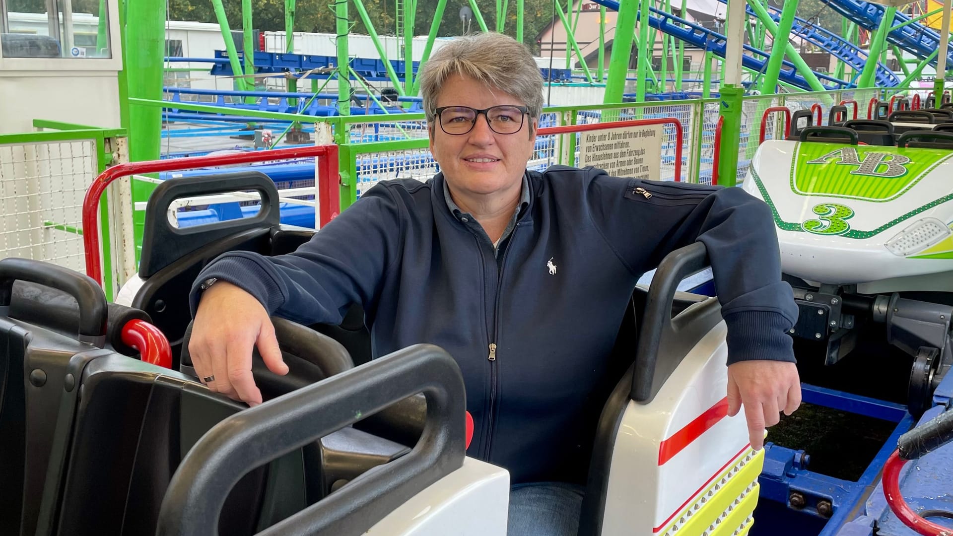 Angela Bruch in einem Wagen ihrer Alpina-Bahn: Die Achterbahn ist ein fester Bestandteil des Oktoberfests. Angela Bruch in einem Wagen ihrer Alpina-Bahn: Die Achterbahn ist ein fester Bestandteil des Oktoberfests.