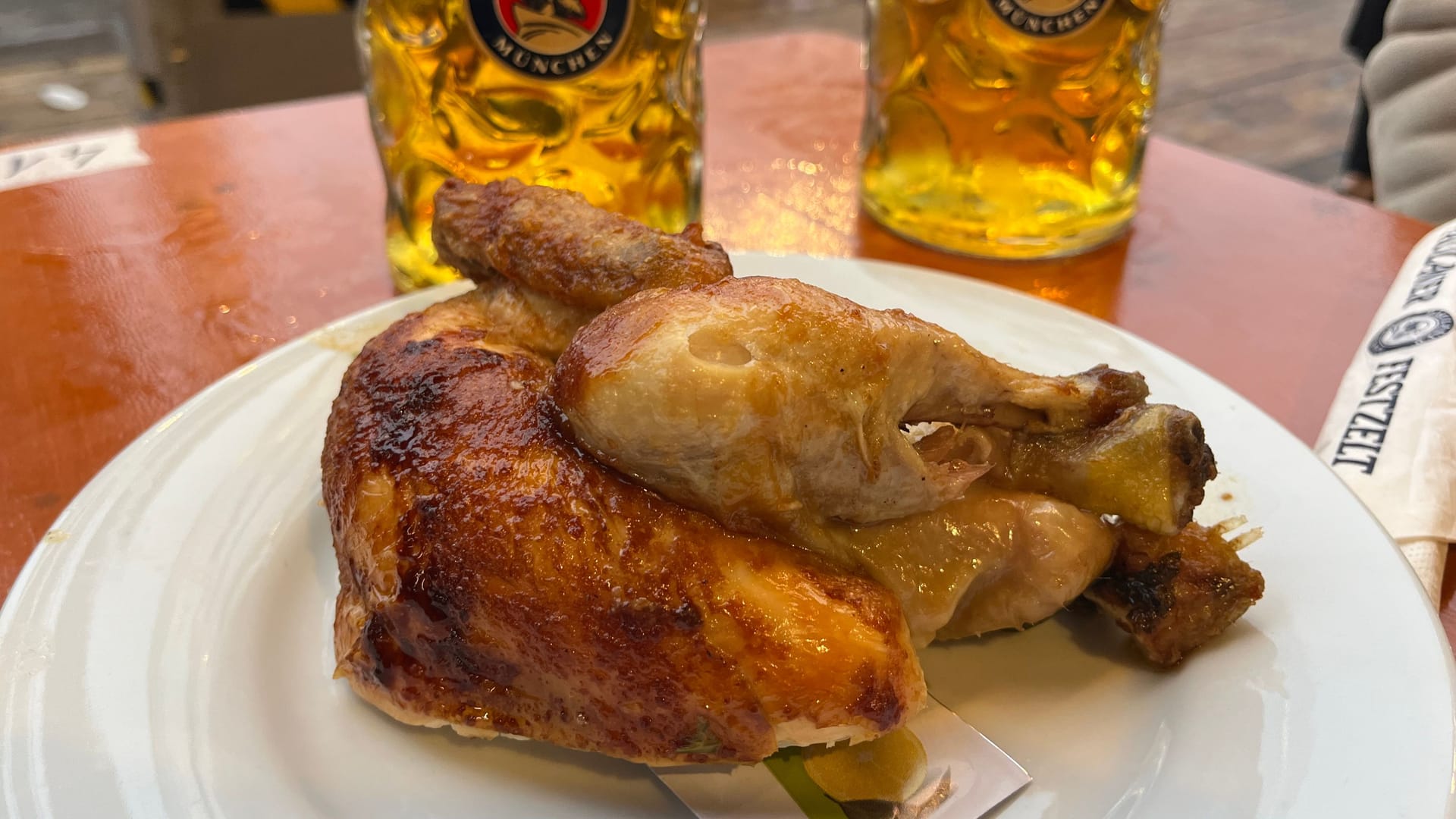 Das Wiesn-Hendl im Paulaner-Zelt: Nirgendwo ist der Klassiker auf dem Oktoberfest so teuer wie hier – dafür bekommt man ihn dort in Bioqualität. Das Wiesn-Hendl im Paulaner-Zelt: Nirgendwo ist der Klassiker auf dem Oktoberfest so teuer wie hier – dafür bekommt man ihn dort in Bioqualität.