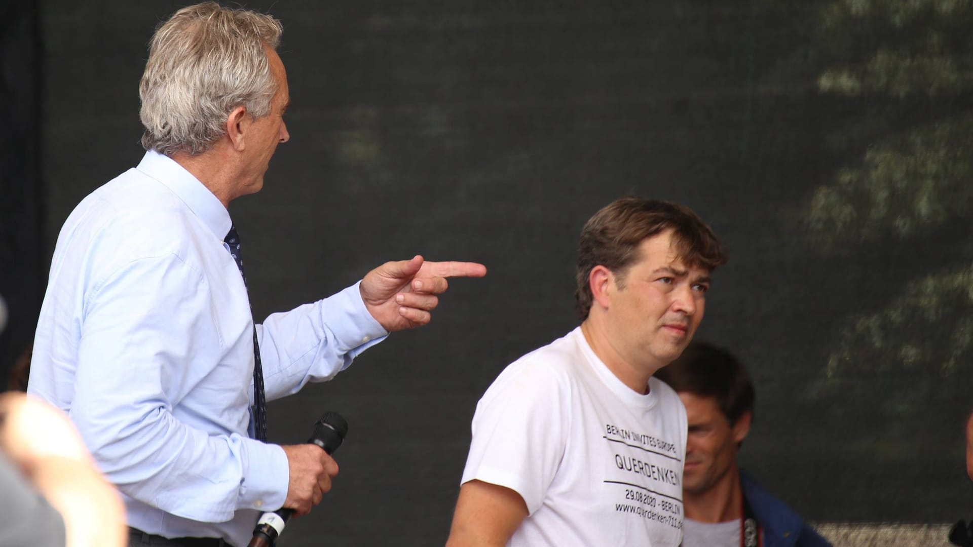 Bei Querdenken: Robert F. Kennedy mit Michael Ballweg auf der Bühne bei der größten Demo am 29. August 2020..