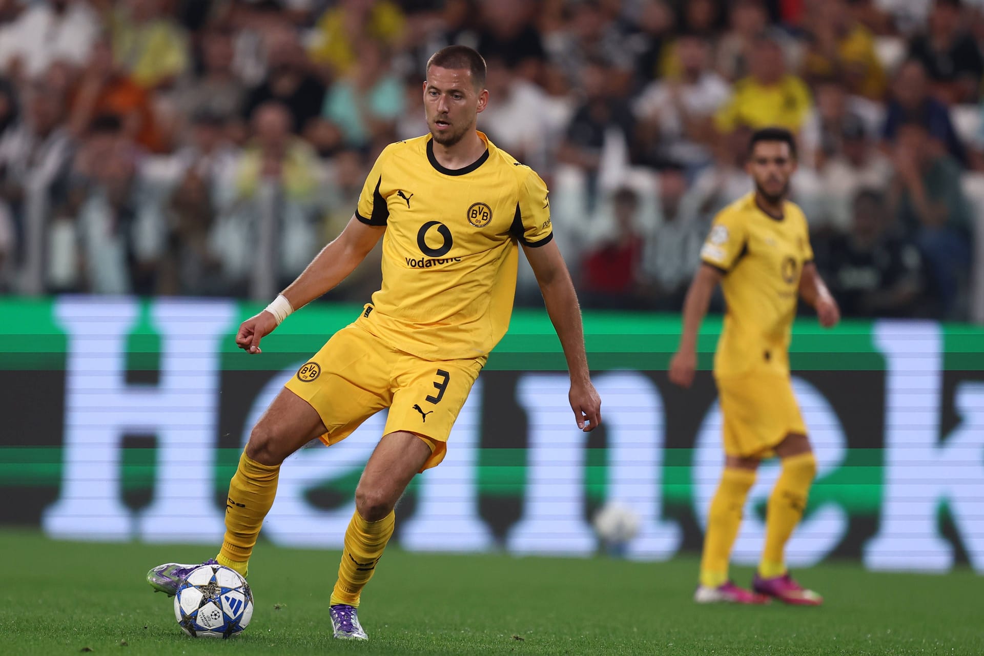 Waldemar Anton: Hatte in der Innenverteidigung durchaus zu tun, ob mit Openda oder Yildiz. Machte dabei nicht immer den souveränsten Eindruck. Schlechtes Stellungsspiel vor dem 2:2, kam Vlahović nicht mehr hinterher (67.). Schwamm in der Schlussphase doch enorm, verlor die Juve-Angreifer zunehmend aus den Augen. Note 5