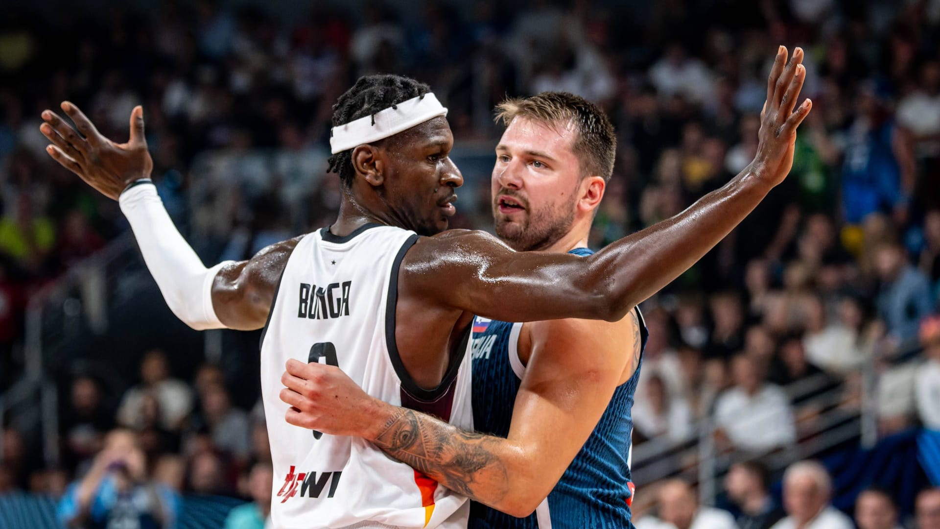 Immer nah dran: Isaac Bonga (l.) verteidigt Luka Dončić.