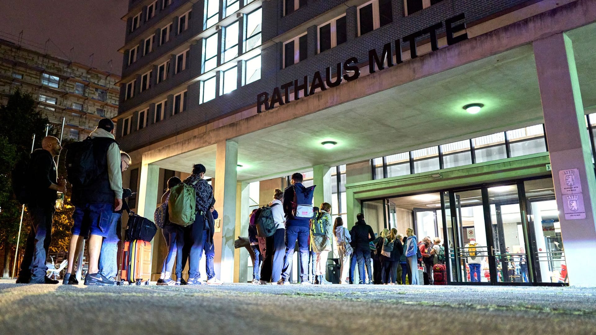 Anwohner des Sperrbereichs stehen vor der Notunterkunft, die im Rathaus Mitte eingerichtet wurde. Anwohner des Sperrbereichs stehen vor der Notunterkunft, die im Rathaus Mitte eingerichtet wurde.