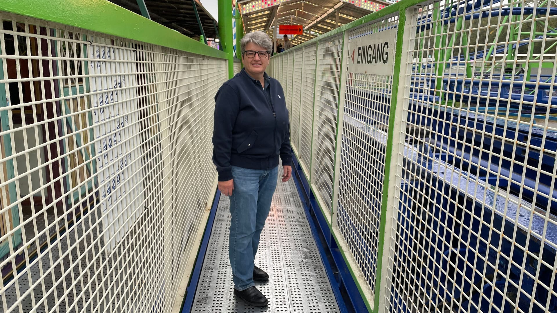 Der Gang zu den Waggons der Achterbahn: Angela Bruch ist Besitzerin der Alpina-Bahn. Der Gang zu den Waggons der Achterbahn: Angela Bruch ist Besitzerin der Alpina-Bahn.