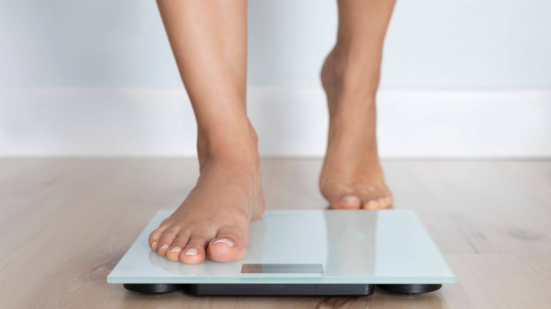 Die Anzeige der Waage steigt: Bei einer plötzlichen Gewichtszunahme ist ein Arztbesuch ratsam. Die Anzeige der Waage steigt: Bei einer plötzlichen Gewichtszunahme ist ein Arztbesuch ratsam.