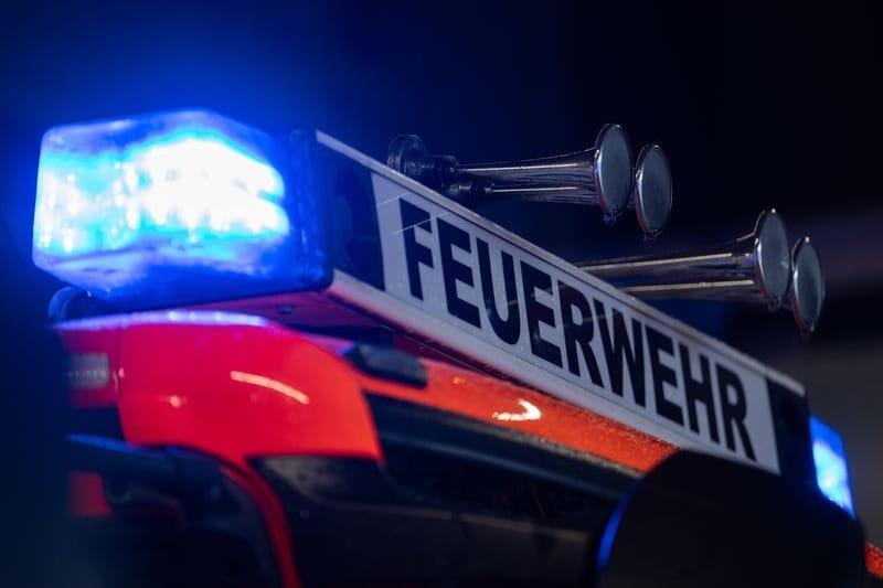 Ein Einsatzfahrzeug der Feuerwehr (Symbolbild): In Düsseldorf brannte eine Lagerhalle der Rheinbahn.