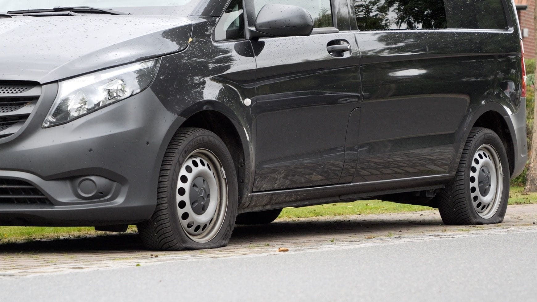 Zerstochene Reifen an einem Mercedes: Die Täter handeln offenbar ohne Muster – jegliche Fahrzeugtypen sind betroffen.
