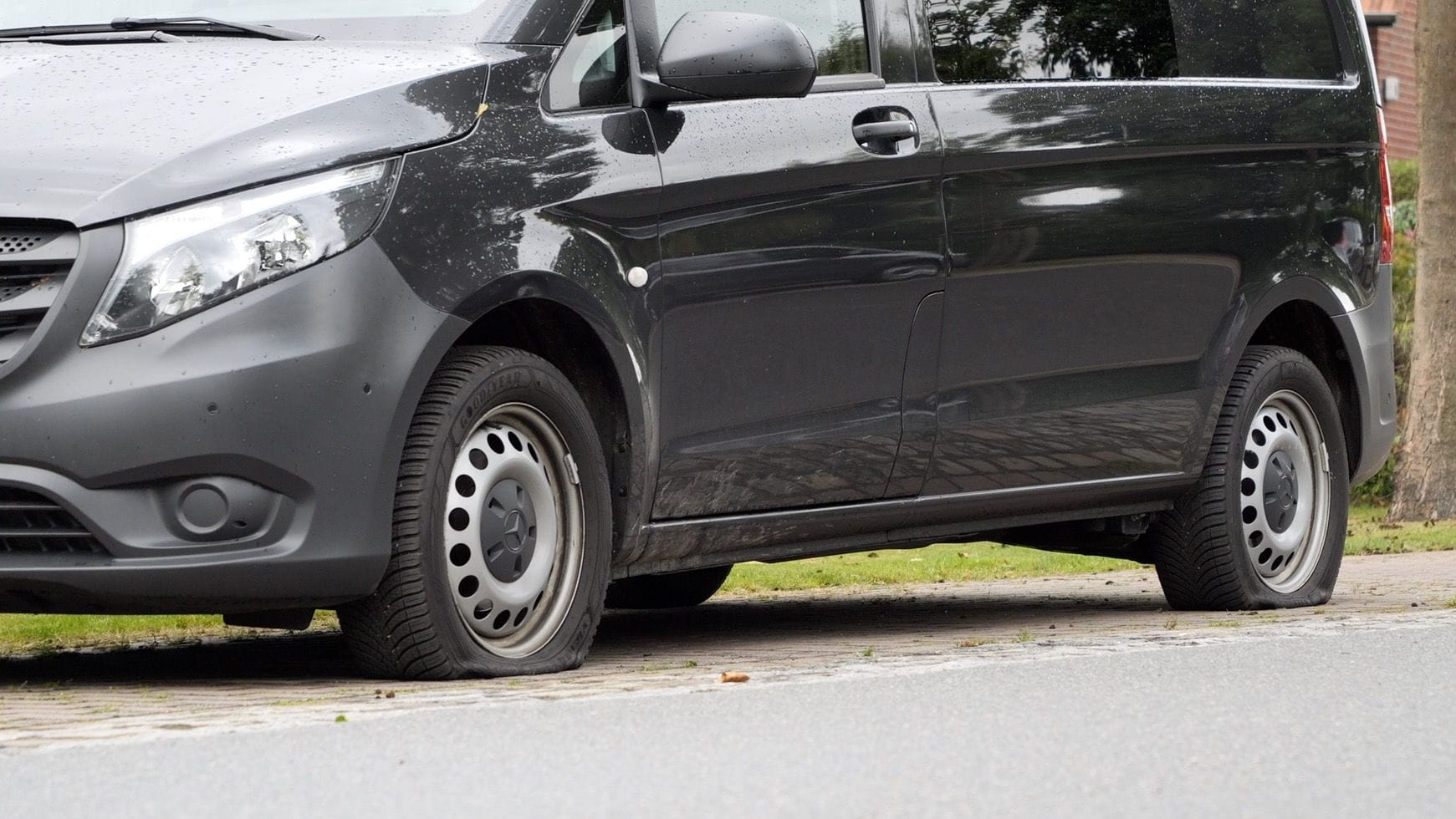 Zerstochene Reifen an einem Mercedes: Die Täter handeln offenbar ohne Muster – jegliche Fahrzeugtypen sind betroffen. Zerstochene Reifen an einem Mercedes: Die Täter handeln offenbar ohne Muster – jegliche Fahrzeugtypen sind betroffen.