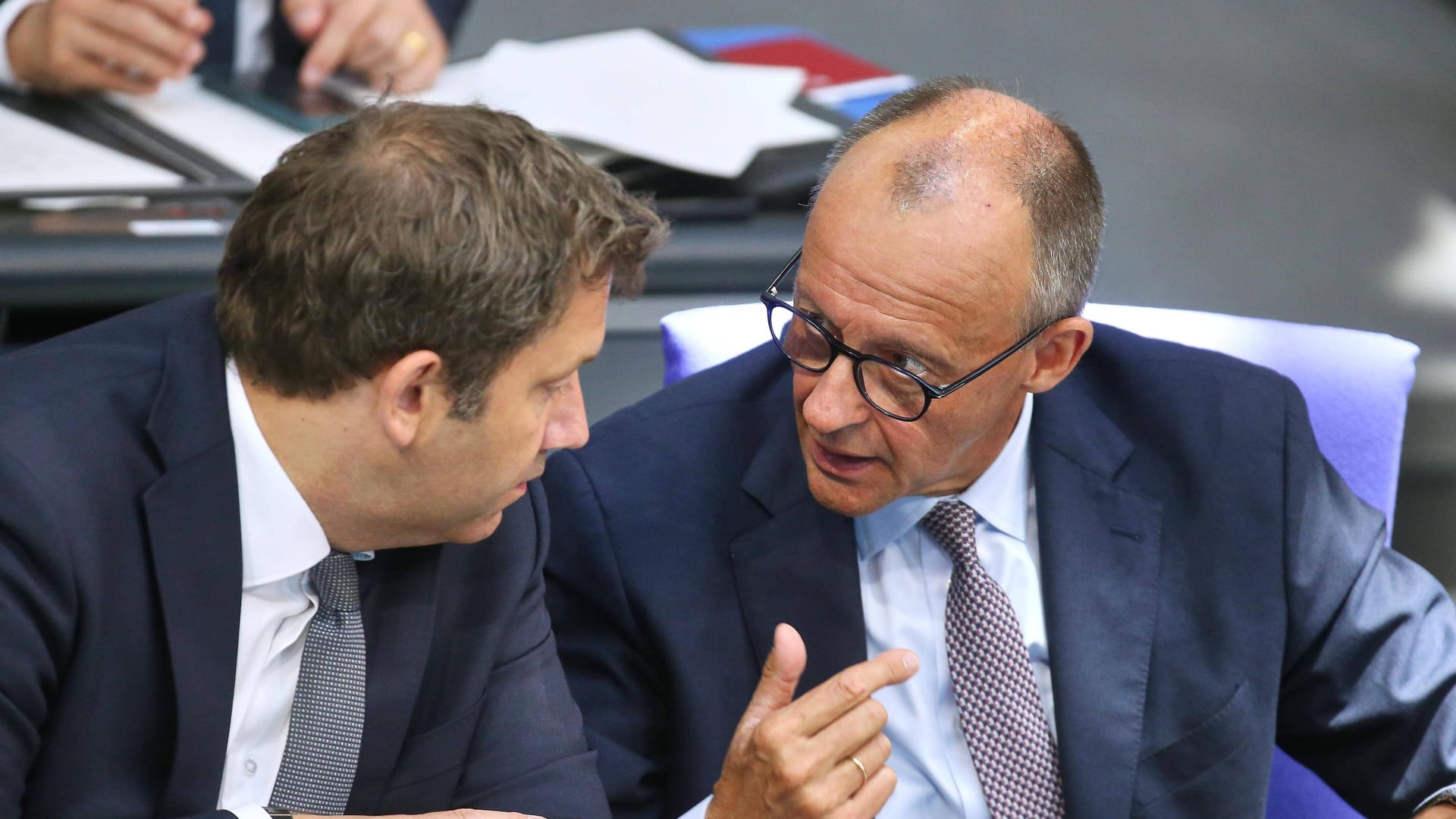 Lars Klingbeil (SPD) und Friedrich Merz (CDU): Die politische Kultur in Deutschland ist in der Lösung von Problemen nicht besonders effizient, sagt Anne Rabe. Lars Klingbeil (SPD) und Friedrich Merz (CDU): Die politische Kultur in Deutschland ist in der Lösung von Problemen nicht besonders effizient, sagt Anne Rabe.