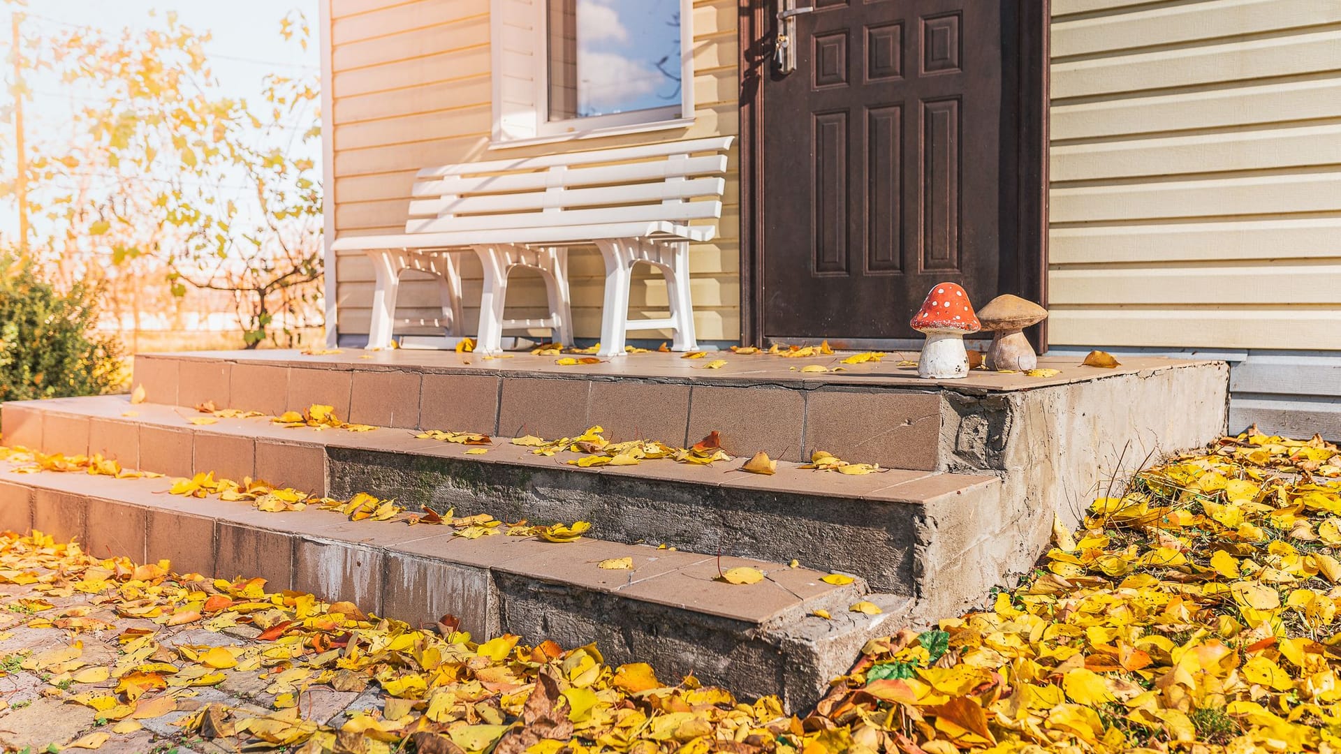 Herbst: Blätter vor der Haustür
