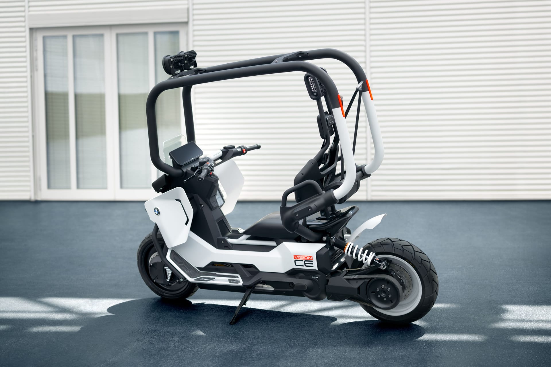 Neu gedacht: Das BMW Motorrad Vision CE denkt das KOnzept des C1 weiter.