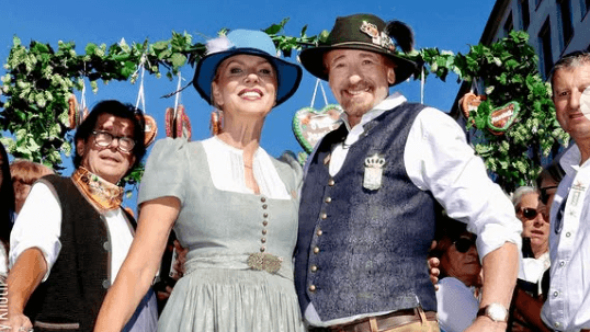 In Tracht und mit Hut waren Thomas Gottschalk und seine Frau Karina Mroß auf dem Oktoberfest. Dabei ist ihnen eine Sache aufgefallen. In Tracht und mit Hut waren Thomas Gottschalk und seine Frau Karina Mroß auf dem Oktoberfest. Dabei ist ihnen eine Sache aufgefallen.