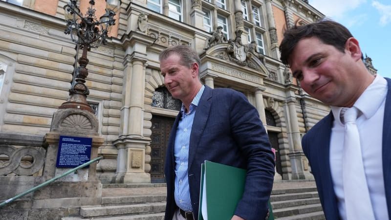 Nebenkläger Stephan Hensel (l), Ex-Ehemann und Vater der Kinder von Christina Block, und sein der Anwalt von S. Hensel Philip von der Meden: Am Mittwoch wird die Befragung von Hensel fortgesetzt. Nebenkläger Stephan Hensel (l), Ex-Ehemann und Vater der Kinder von Christina Block, und sein der Anwalt von S. Hensel Philip von der Meden: Am Mittwoch wird die Befragung von Hensel fortgesetzt.