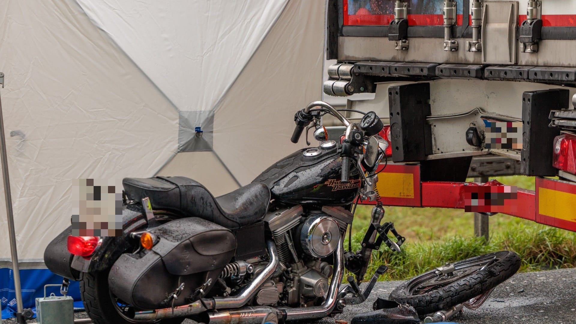 Eine verunfallte Harley-Davidson unter einem Lkw: Für den Motorradfahrer kam am Sonntag jede Hilfe zu spät. Eine verunfallte Harley-Davidson unter einem Lkw: Für den Motorradfahrer kam am Sonntag jede Hilfe zu spät.