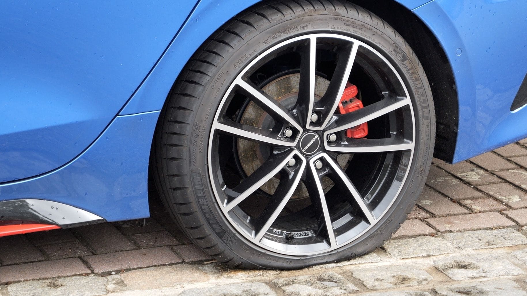 Zerstochene Reifen an einem Auto in Bremen-Oberneuland: Während mehrerer Nächte haben bislang unbekannte Täter rund 260 Fahrzeuge beschädigt. Zerstochene Reifen an einem Auto in Bremen-Oberneuland: Während mehrerer Nächte haben bislang unbekannte Täter rund 260 Fahrzeuge beschädigt.