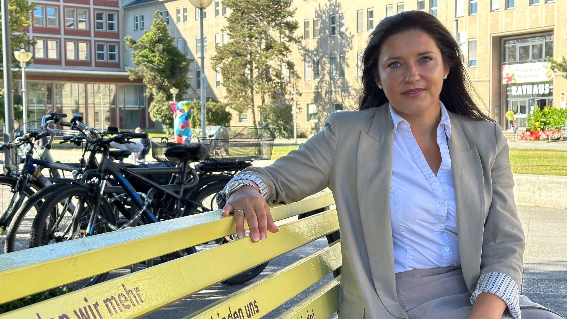 Katharina Schulz vor dem Rathaus in Berlin-Reinickendorf: Sie versucht, Menschen aus der Einsamkeit zu holen. Katharina Schulz vor dem Rathaus in Berlin-Reinickendorf: Sie versucht, Menschen aus der Einsamkeit zu holen.