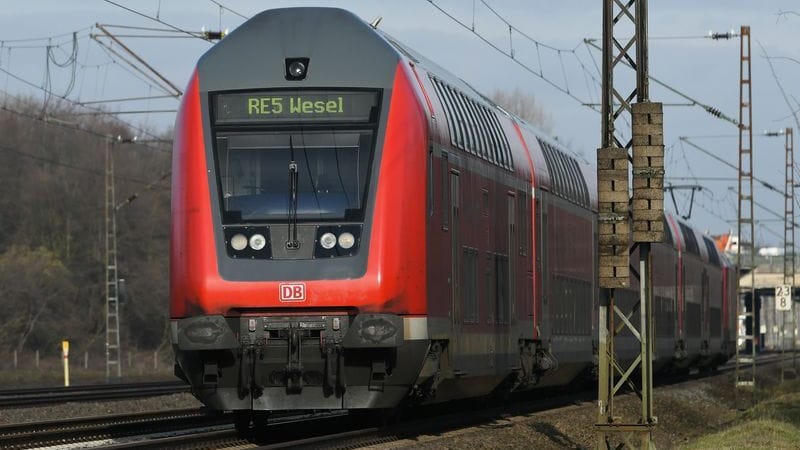 Ein Nahverkehrszug fährt auf einer Eisenbahnstrecke (Symbolbild): Züge zwischen Köln und Düsseldorf fahren wieder. Ein Nahverkehrszug fährt auf einer Eisenbahnstrecke (Symbolbild): Züge zwischen Köln und Düsseldorf fahren wieder.