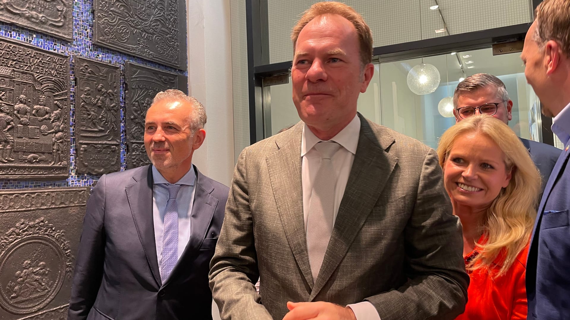 Um 18.50 Uhr kam der OB aus seinem Büro und nahm vorzeitig Glückwünsche entgegen.