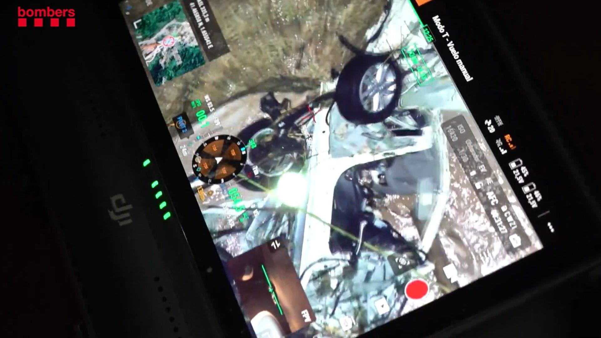 Das zerstörte Auto auf einer Drohnenaufnahme der Feuerwehr: Vater und Sohn wurden von den Wassermassen aus dem Fahrzeug herausgerissen. Das zerstörte Auto auf einer Drohnenaufnahme der Feuerwehr: Vater und Sohn wurden von den Wassermassen aus dem Fahrzeug herausgerissen.