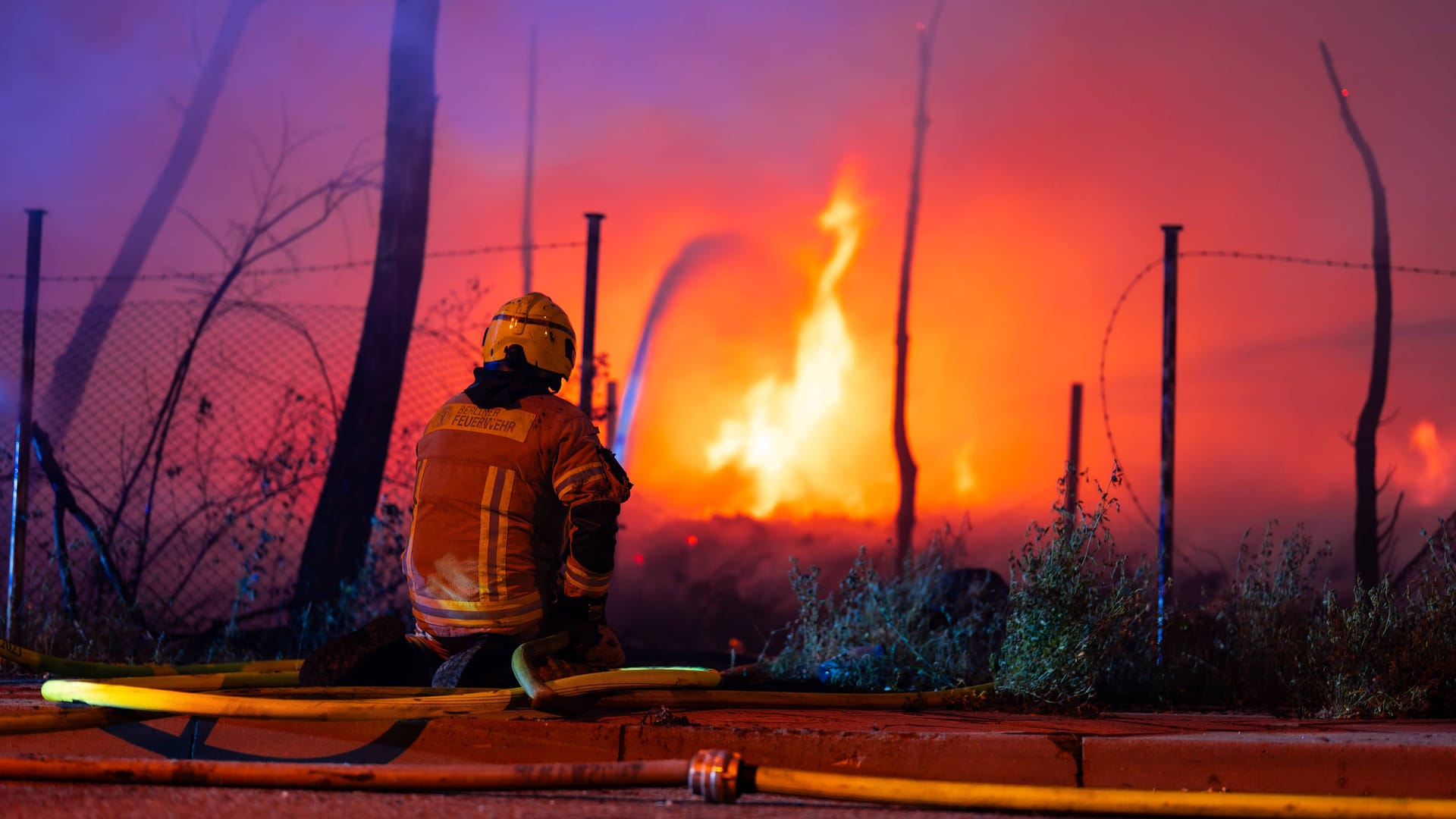 Feuerwehrmann bei einem Einsatz (Symbolfoto): Meist sind die Einsätze gefährlich, in Wilmersdorf war der "Einsatz" dagegen zur Abwechslung mal romantisch.
