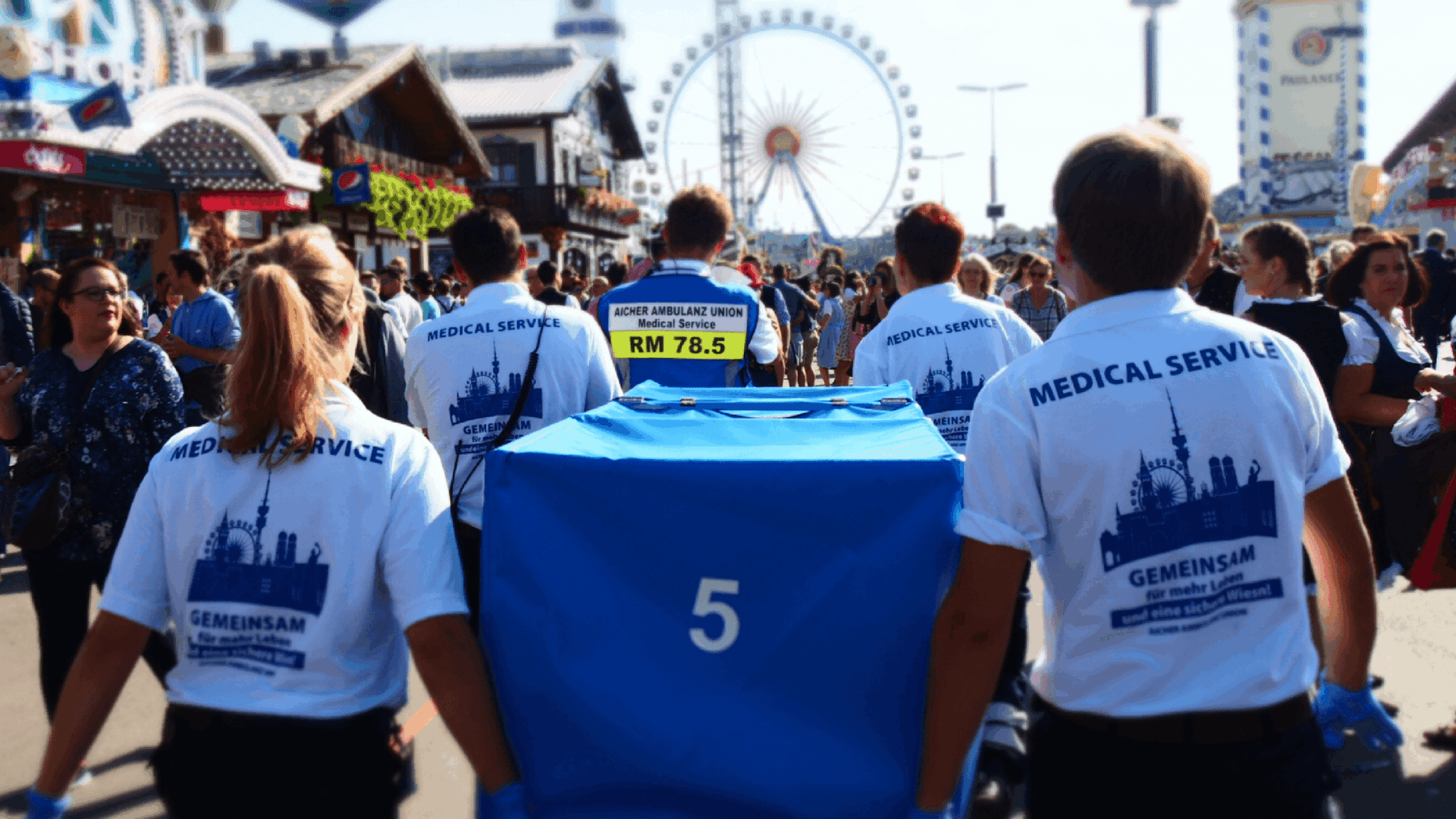 Mitarbeiter der Aicher Ambulanz auf der Theresienwiese (Archivbild): Für den Mann kam jede Hilfe zu spät.