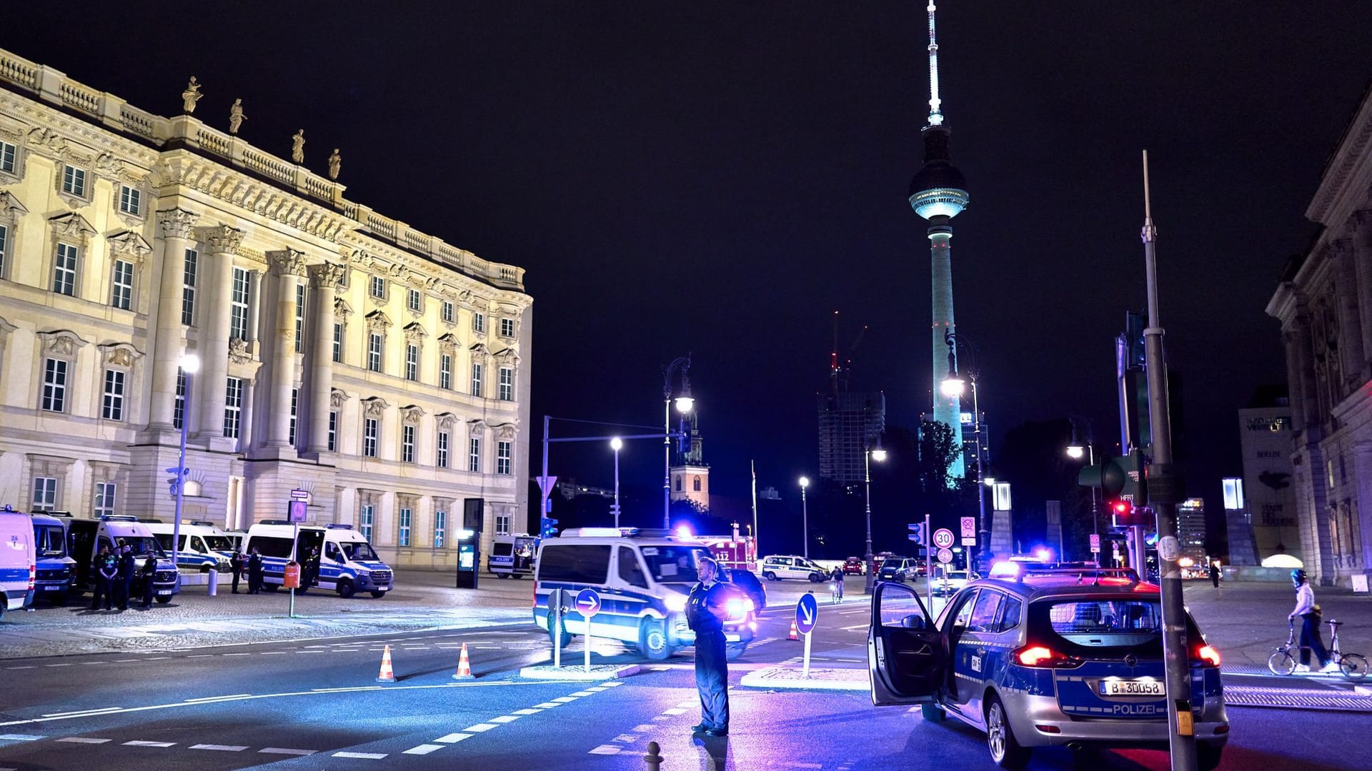 Einsatzkräfte von Polizei und Feuerwehr sammeln sich am Schlossplatz: Aktuell wird die Bombe in der Spree von Tauchern untersucht. Einsatzkräfte von Polizei und Feuerwehr sammeln sich am Schlossplatz: Aktuell wird die Bombe in der Spree von Tauchern untersucht.