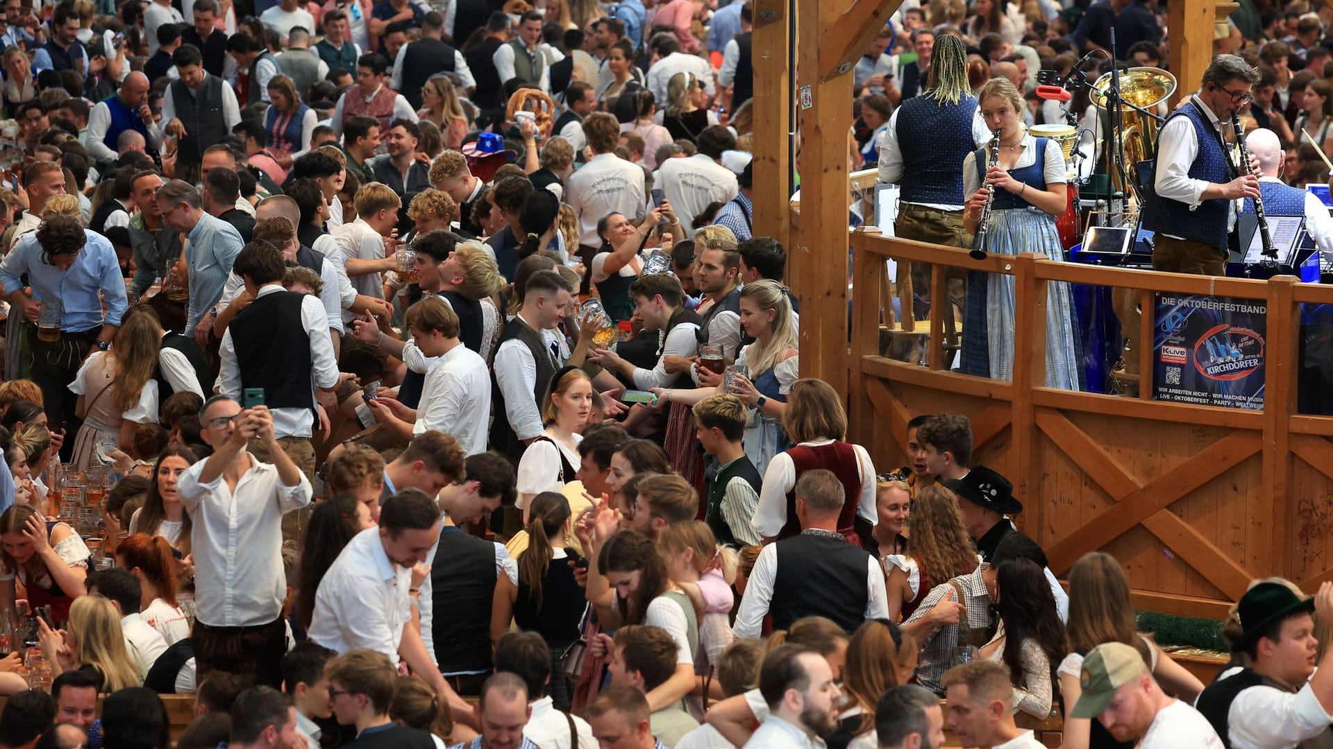 Ein Festzelt beim Münchner Oktoberfest: Eine Frau gab an, von einem 49 Jahre alten Mann vergewaltigt worden zu sein. Ein Festzelt beim Münchner Oktoberfest: Eine Frau gab an, von einem 49 Jahre alten Mann vergewaltigt worden zu sein.
