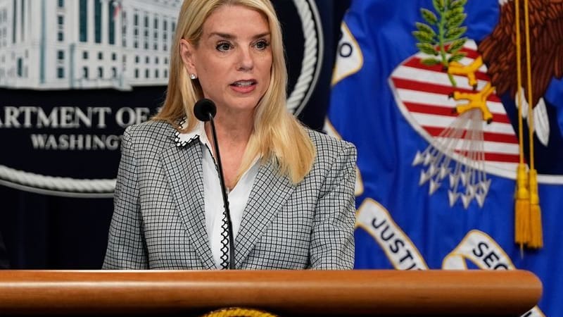 Generalstaatsanwältin Pam Bondi spricht während einer Pressekonferenz. Generalstaatsanwältin Pam Bondi spricht während einer Pressekonferenz.