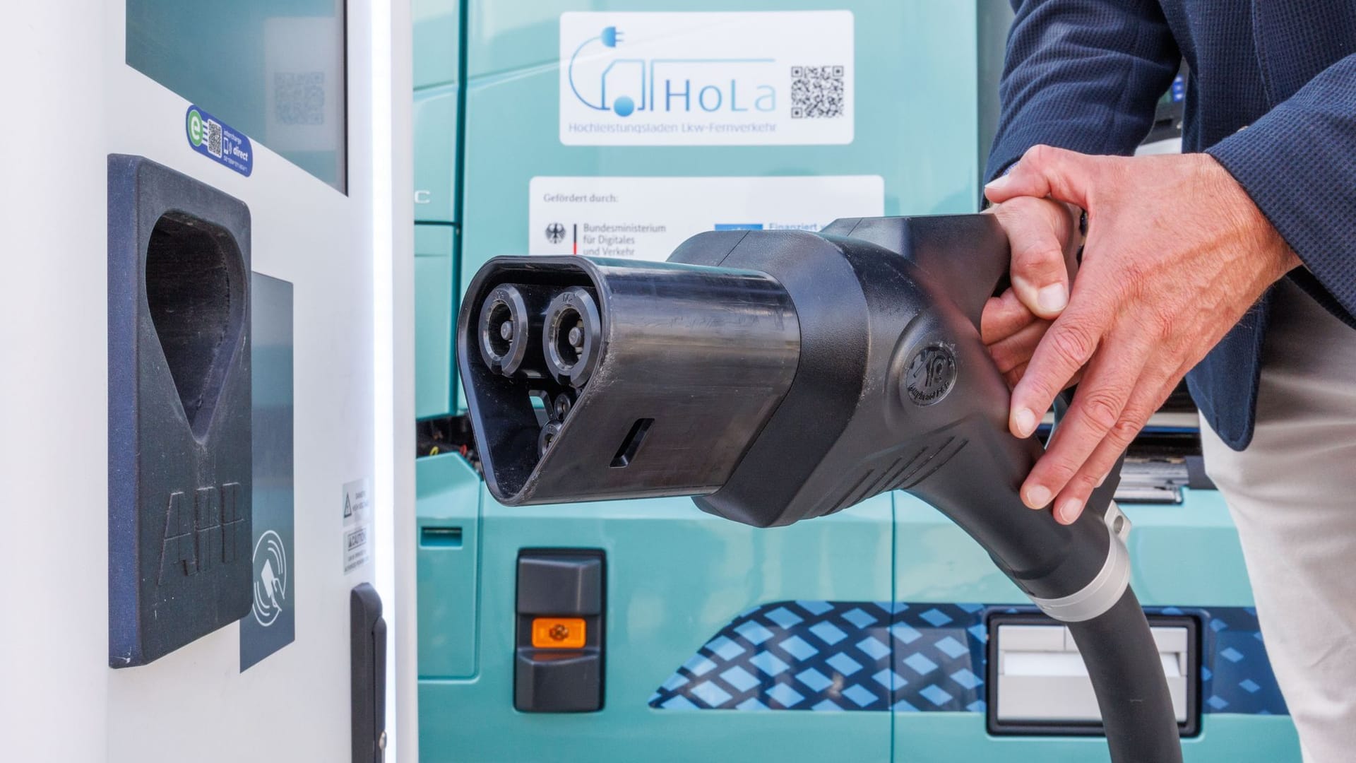 Eröffnung Megawatt-Ladepark für E-Lastkraftwagen Eröffnung Megawatt-Ladepark für E-Lastkraftwagen