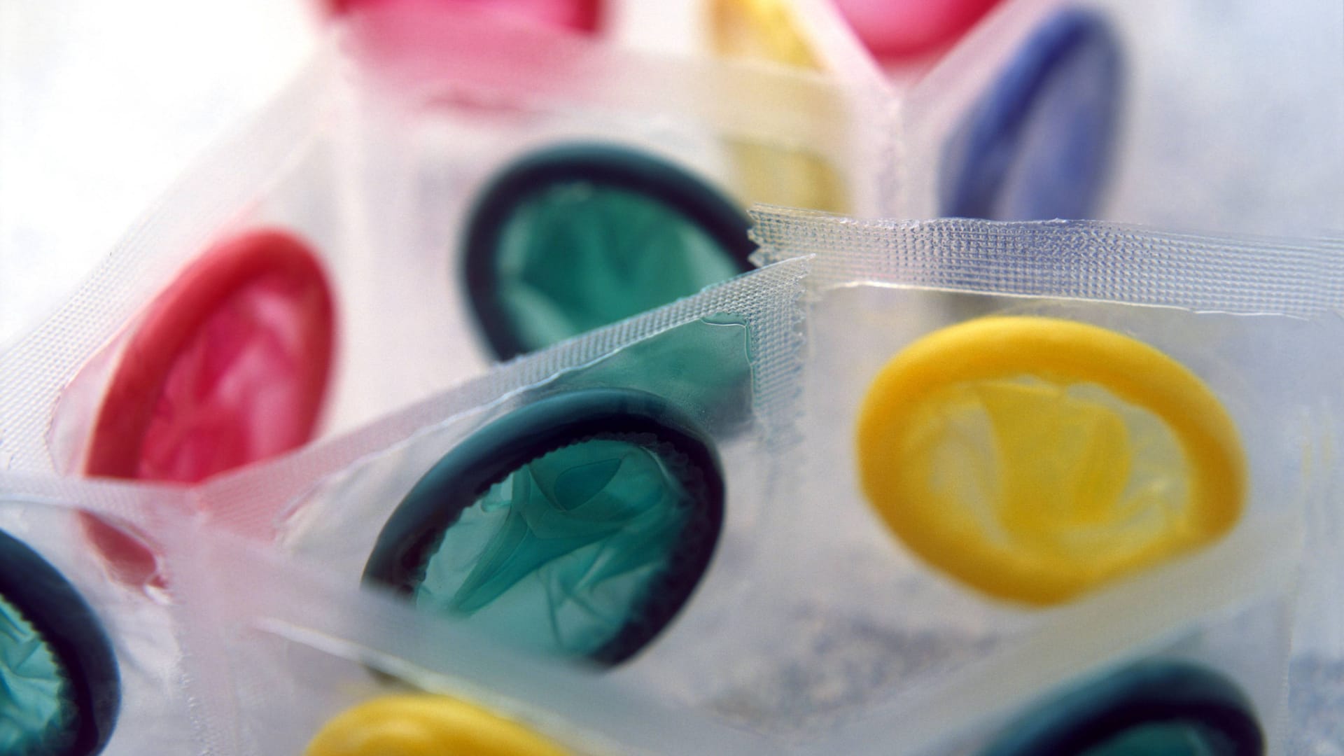 Bunte Kondome (Symbolbild): Der zunehmende Verzicht auf Kondome nach der Einführung sogenannter Prep-Medikamente zum Schutz vor einer HIV-Infektion könnte den Anstieg bei Syphilis ebenfalls befördert haben. Bunte Kondome (Symbolbild): Der zunehmende Verzicht auf Kondome nach der Einführung sogenannter Prep-Medikamente zum Schutz vor einer HIV-Infektion könnte den Anstieg bei Syphilis ebenfalls befördert haben.