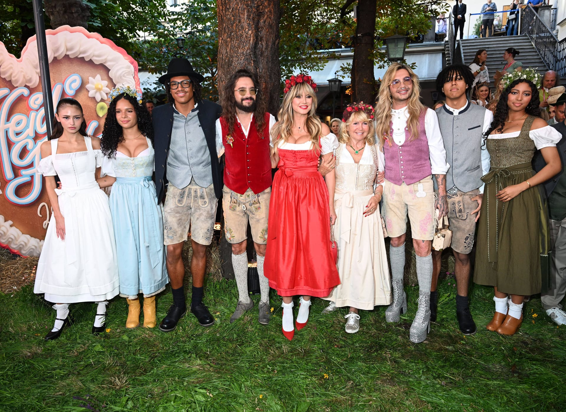 Heidi Klum mit Mann Tom Kaulitz, seinem Bruder Bill Kaulitz, Mutter Erna und ihren Kindern Leni, Johan, Lou Samuel, Henry und seiner Freundin: Sie alle feierten beim "HeidiFest".