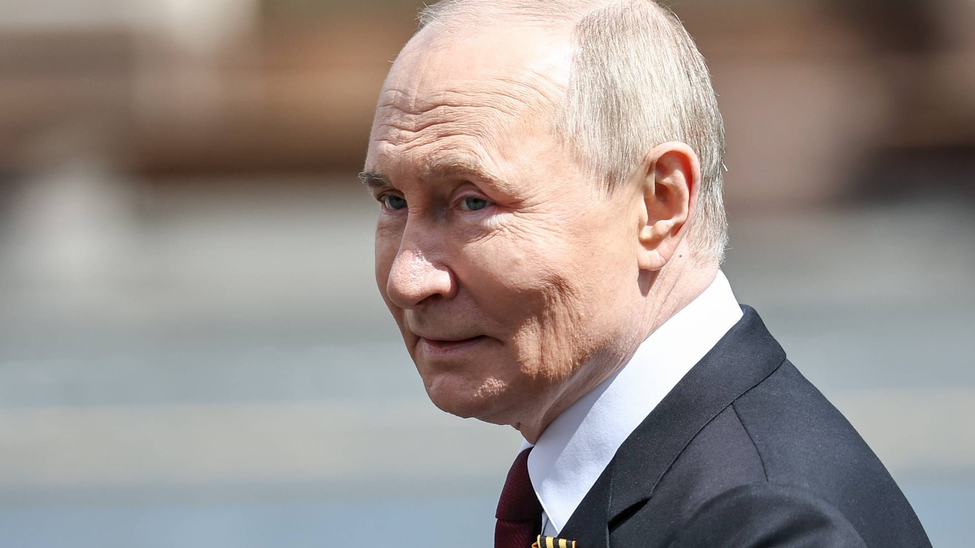 Wladimir Putin bei einer Parade in Moskau. Der Kreml-Chef ist bereits länger als ein Vierteljahrhundert an der Macht. Wladimir Putin bei einer Parade in Moskau. Der Kreml-Chef ist bereits länger als ein Vierteljahrhundert an der Macht.