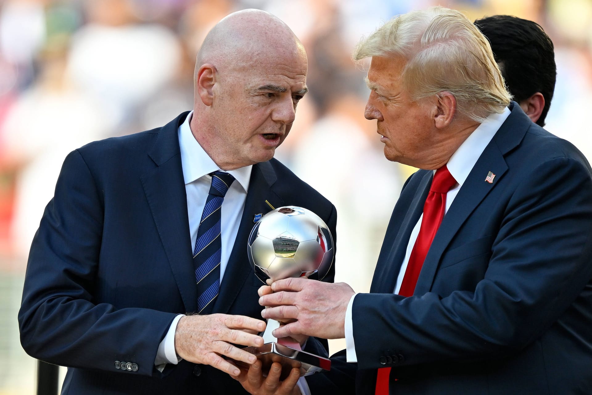 Gianni Infantino (l.) neben Donald Trump: Die beiden pflegen ein enges Verhältnis. Gianni Infantino (l.) neben Donald Trump: Die beiden pflegen ein enges Verhältnis.