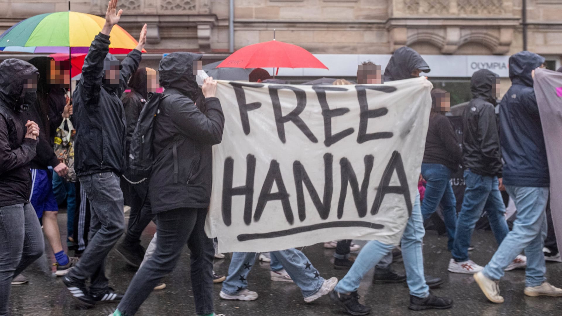 Demonstranten fordern Freiheit für Hanna S. (Archivbild): Die 30-Jährige war am Freitag zu fünf Jahren Haft verurteilt worden. Demonstranten fordern Freiheit für Hanna S. (Archivbild): Die 30-Jährige war am Freitag zu fünf Jahren Haft verurteilt worden.