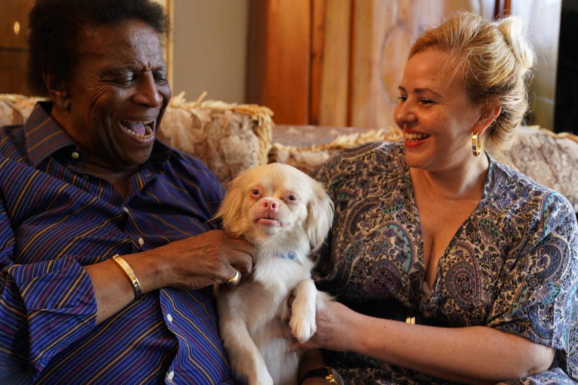 Roberto Blanco: Stolz präsentiert er gemeinsam mit Ehefrau Luzandra Blanco seinen neuen Familienzuwachs Principe (kleiner Prinz), einen Albino-Pekinese-Welpen. Roberto Blanco: Stolz präsentiert er gemeinsam mit Ehefrau Luzandra Blanco seinen neuen Familienzuwachs Principe (kleiner Prinz), einen Albino-Pekinese-Welpen.