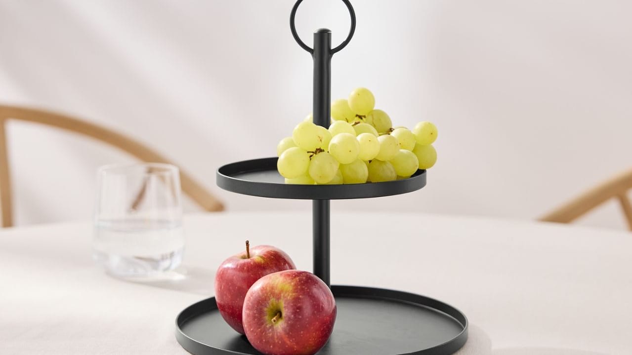 Etagere: Eine Etagere kann dazu beitragen, dass Obst länger frisch bleibt.