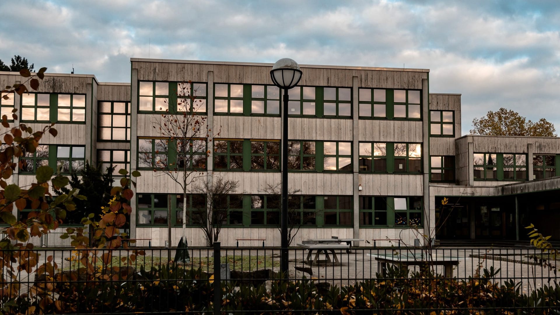 Die Gesamtschule Erle in Gelsenkirchen (Archivbild): Eine Schülerin soll die komplette Abi-Kasse geplündert haben. Die Gesamtschule Erle in Gelsenkirchen (Archivbild): Eine Schülerin soll die komplette Abi-Kasse geplündert haben.