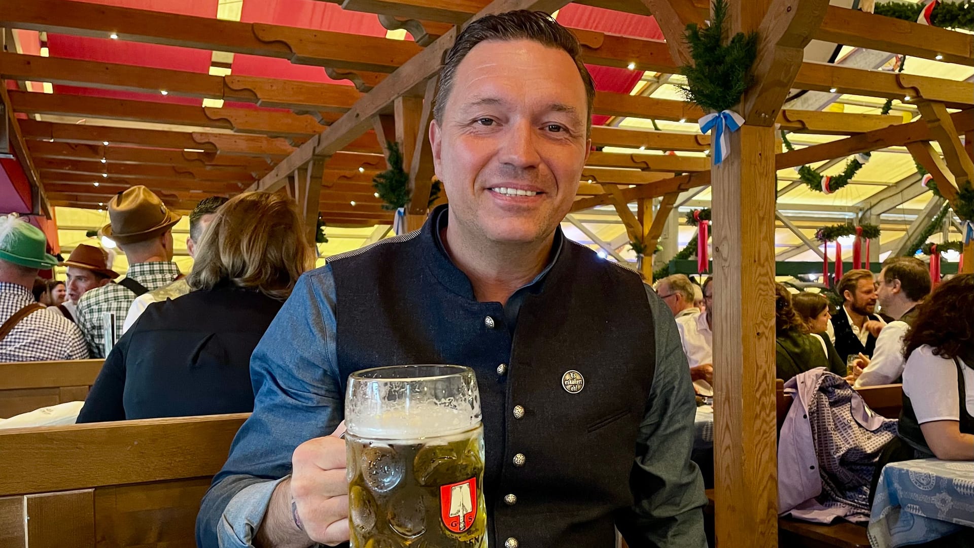 Oliver Wilmering auf dem Oktoberfest: Der Vorsitzende des Schaustellerverbands Düsseldorf genoss zuletzt im Schottenhamel-Festzelt eine Maß. Oliver Wilmering auf dem Oktoberfest: Der Vorsitzende des Schaustellerverbands Düsseldorf genoss zuletzt im Schottenhamel-Festzelt eine Maß.
