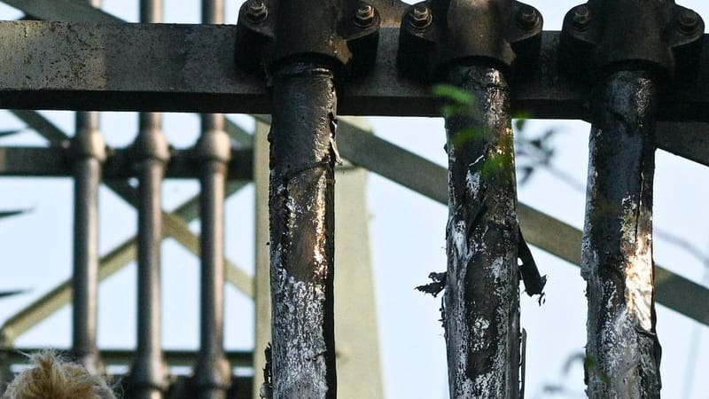 Der teilweise beschädigte Strommast im Königsheideweg: Nach stundenlangem Stromausfall in Berlin sind die ersten Haushalte wieder versorgt. Wie lange es für die übrigen Tausenden Betroffenen noch dauert, ist offen.