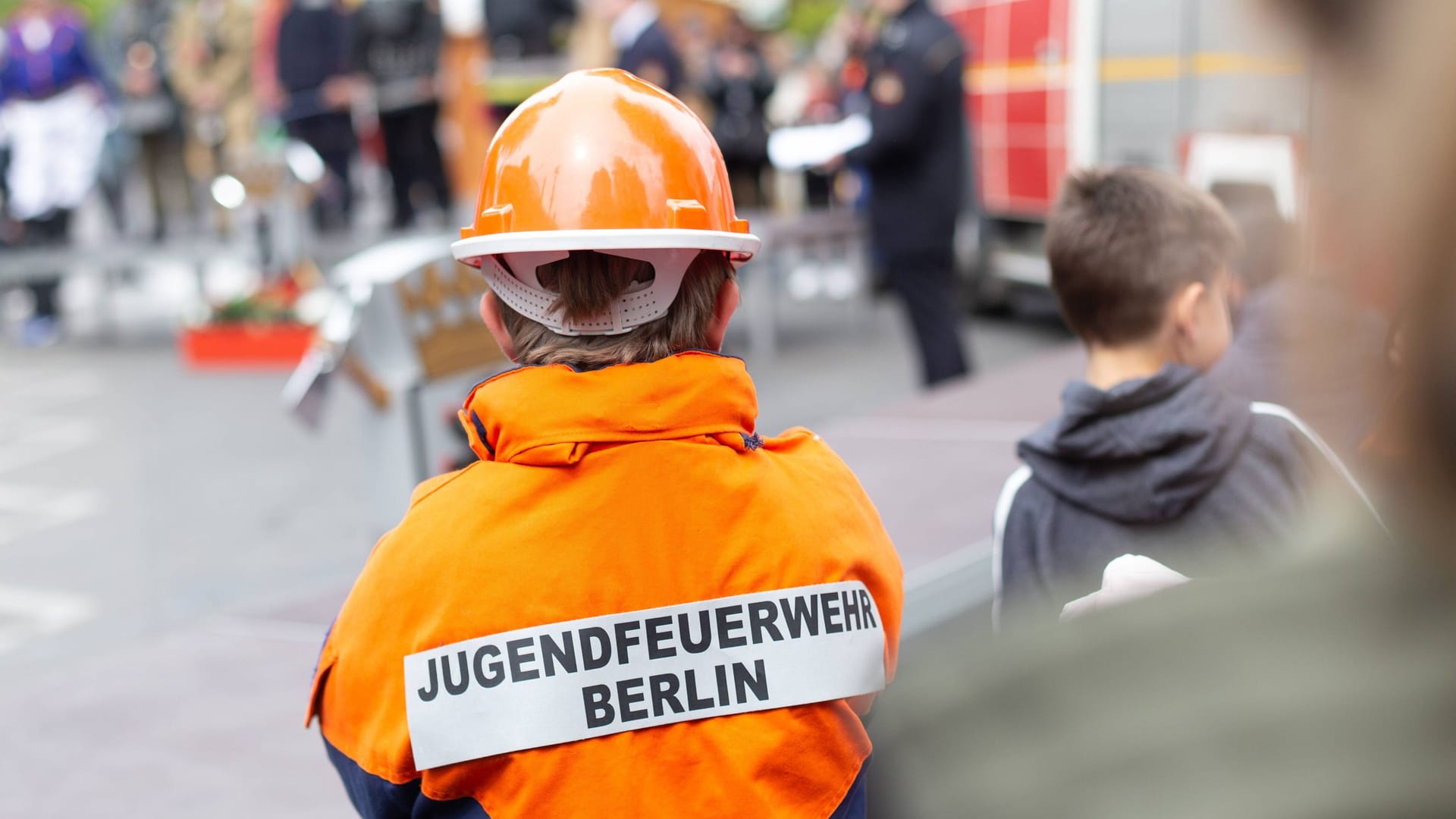 Jugendfeuerwehrmann der Berliner Feuerwehr (Symbolfoto): Die Feuerwehr will den Vorfall mit Eltern und Jugendlichen aufarbeiten.