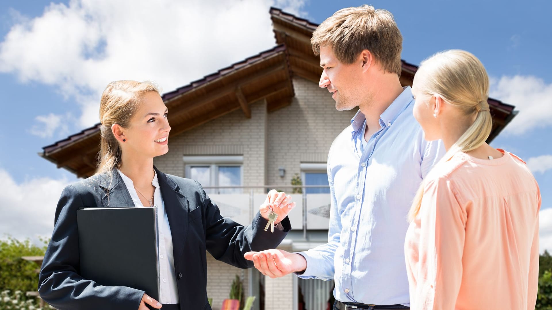 Paar bekommt den Schlüssel für das neue Haus