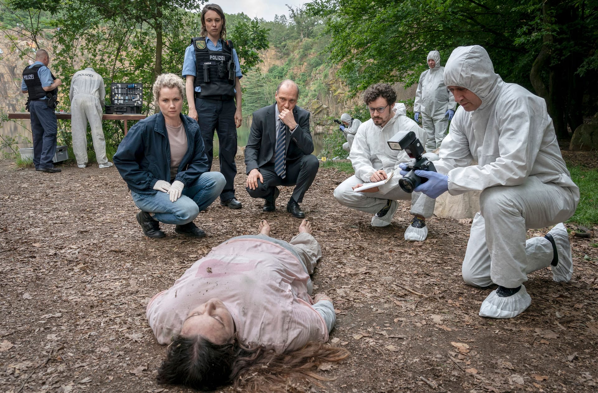 Ganz ohne Gorniak: Leonie Winkler (Cornelia Gröschel) und Peter Schnabel (Martin Brambach) inspizieren die Tote am Leichen-Fundort.