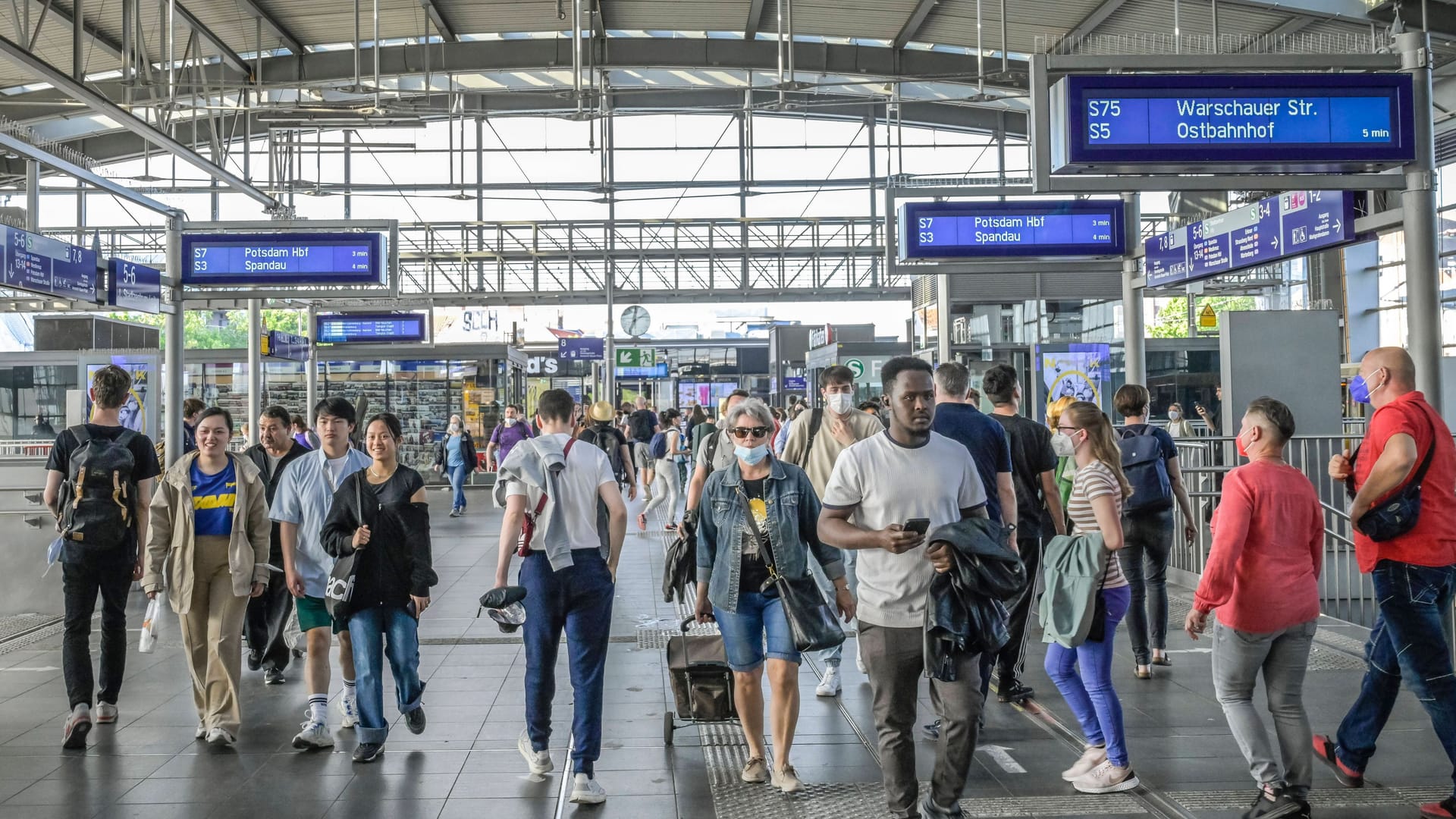Bahnhof Ostkreuz (Archivbild): Bei der Analyse werden zu wenige Shops und eine fehlende Lounge bemängelt. Bahnhof Ostkreuz (Archivbild): Bei der Analyse werden zu wenige Shops und eine fehlende Lounge bemängelt.