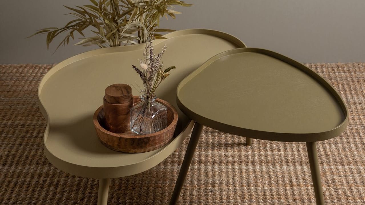 Beistelltische mit schlanken Beinen im skandinavischen Stil wirken minimalistisch. Beistelltische mit schlanken Beinen im skandinavischen Stil wirken minimalistisch.